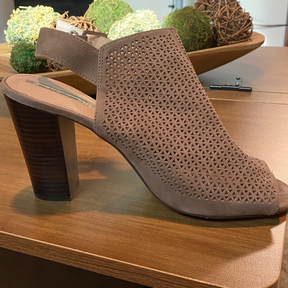 Tahari sandals